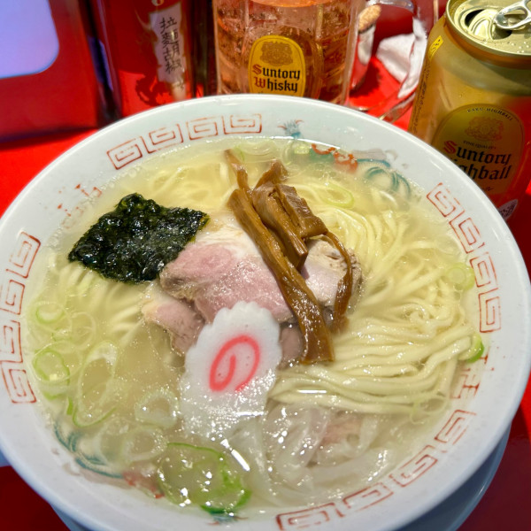 「ワンタン麺（塩）＋ハイボール」@マルフル食堂 市役所通り店の写真