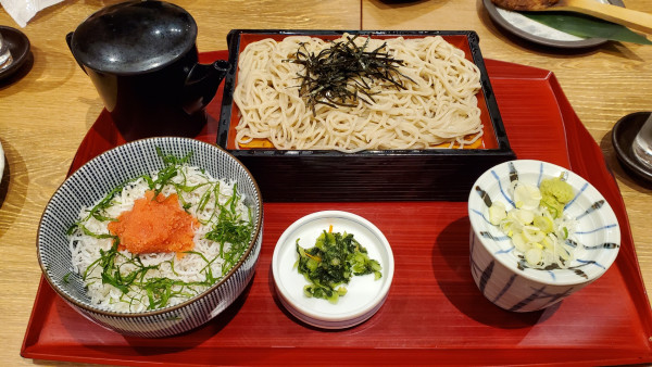 「しらす明太丼とそばのセット」@いろり庵 上野店の写真