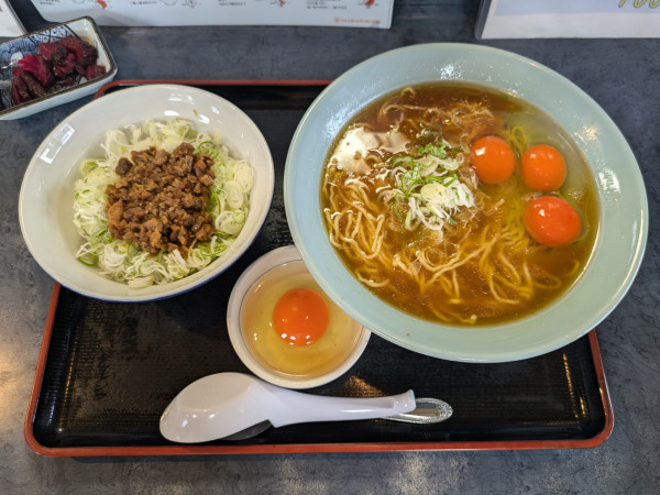 「親鶏醤油ラーメン＋鶏叉丼セット　1000円」@食堂たなか さくら店の写真