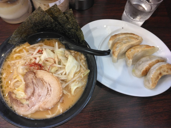 「味噌ラーメン950円、餃子410円？(クーポンで無料)」@横濱家系ラーメン たくみ家 我孫子店の写真