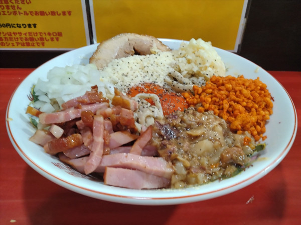 「冷やしカルボナーラ＋豚マシ＋ニンニクマシマシ」@ラーメン鷹の目 明大前店の写真