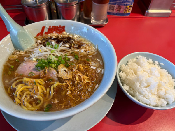 「【期間限定】焦がし醤油ラーメン半ライスセット1090円」@ラーメン山岡家 水戸城南店の写真