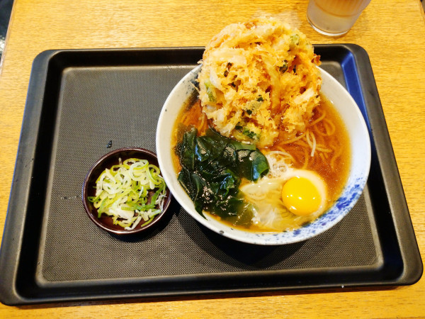 「かき揚げそば＋生卵」@しぶそば 武蔵小杉店の写真