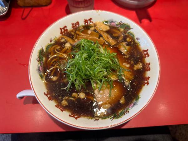 「背脂黒醤油ラーメン718円(税込790円)」@伍福軒 吉祥寺店の写真