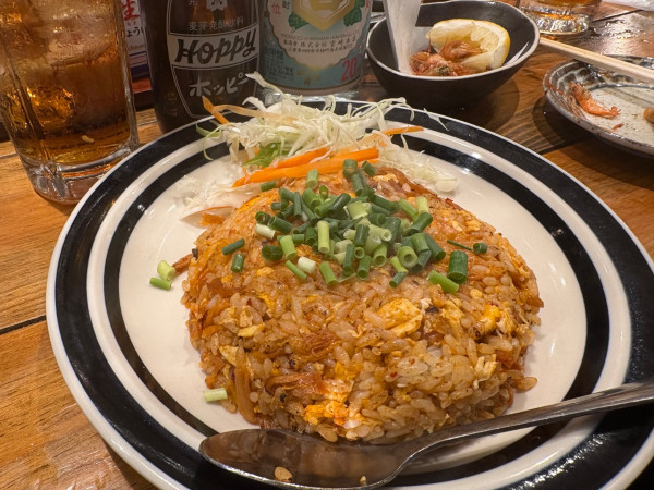 「豚キムチチャーハン 580円 他」@やきとり にしだ場 東所沢店の写真