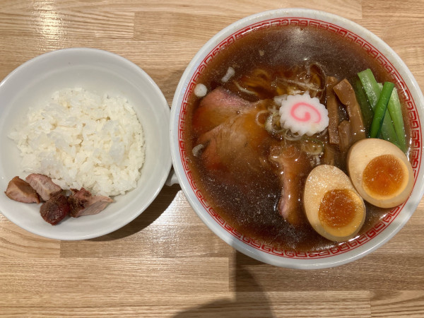 「味玉中華そば醤油炭火吊し焼きチャーシュー」@麺や みかんの写真