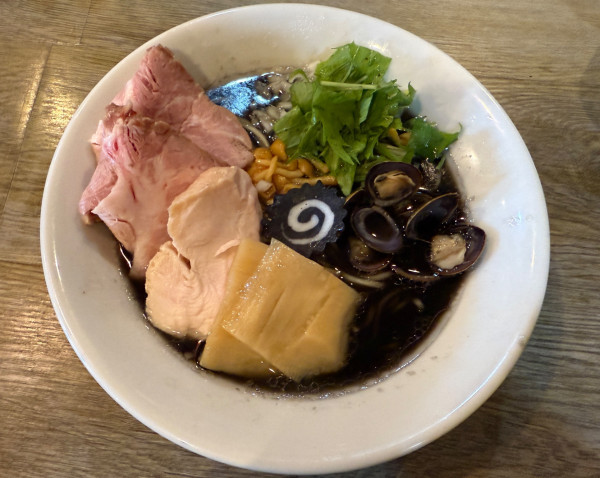 「イカとシジミの黒ラーメン 900円＋明太子の和え玉300円」@ニボシラァメン コハクの写真