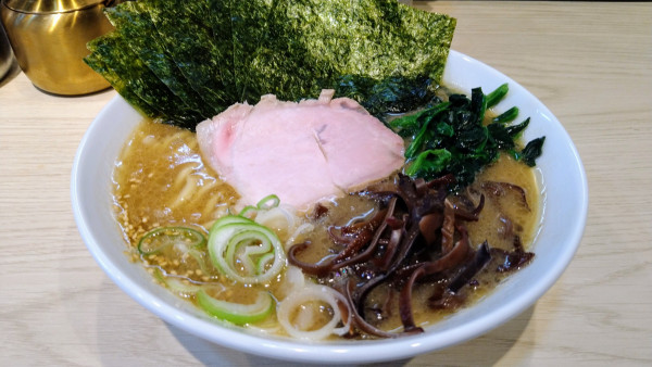 「ラーメン(味濃いめ･麺硬め)+海苔」@新家系ラーメン気骨家の写真