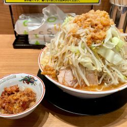 大ラーメン(麺375g/豚2枚)/肉かすあぶら