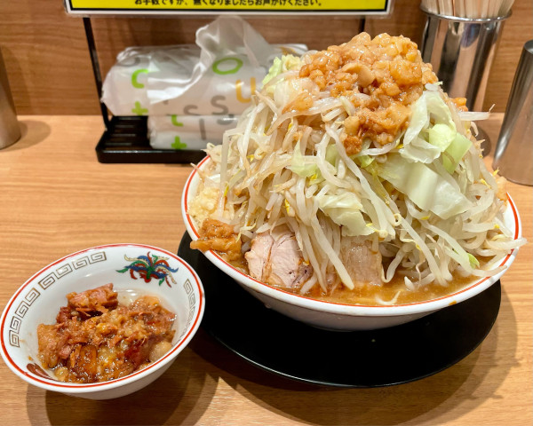 「大ラーメン(麺375g/豚2枚)/肉かすあぶら」@豚山 上野店の写真