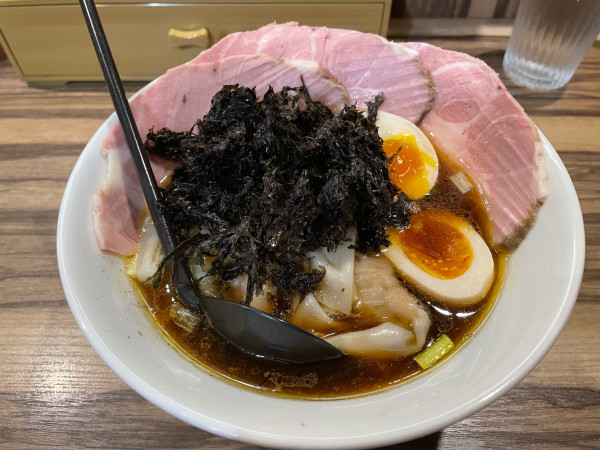 「鶏と鰹のワンタン醤油¥1,150岩のり¥200」@麺や ふくわらいの写真
