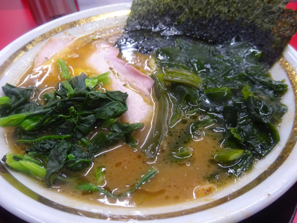 「ラーメン　900円　+　三陸産穂先わかめ　100円」@王道家直伝との丸家 伊勢崎店の写真