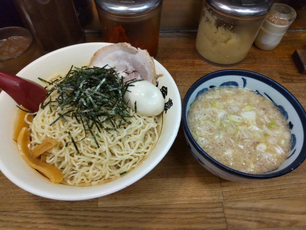 「つけめん しょうゆ、背脂ギタ、ネギ多め」@らーめん弁慶 門前仲町店の写真