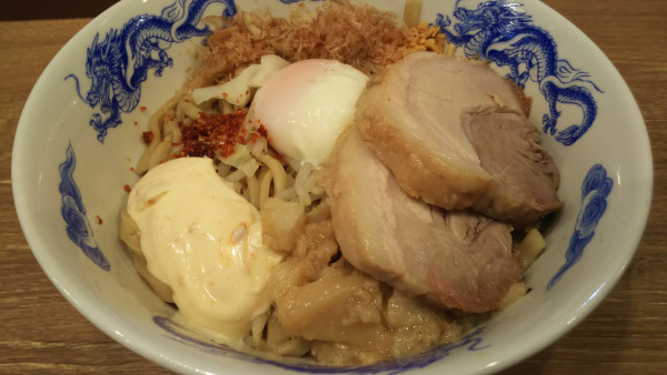 「豚マシまぜそば（卵あり）」@ジャンクガレッジ 大宮駅前店の写真