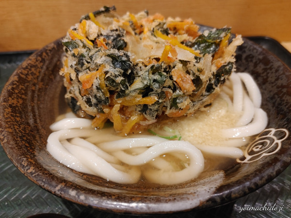 「かけうどん、干し海老とわかめのかき揚げ」@はなまるうどん 虎ノ門店の写真