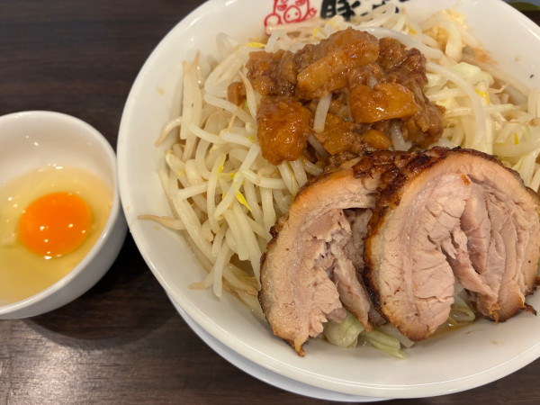 「中ラーメン（ニンニク少なめ＋野菜マシ＋脂マシ）＋生卵：980」@ラーメン豚っち 北大病院前店の写真