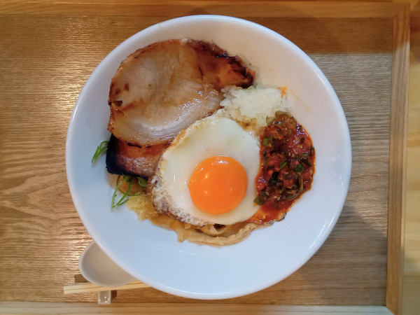 「油そば（目玉焼きのせ）＋ドライトマト」@らーめん 心麦の写真