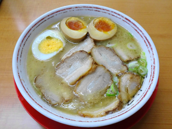 「朝ラーチャーシュー（800円）＋味付け半熟卵（140円）」@ラーメンマン（拉麺男）の写真