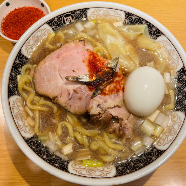 「煮干ラーメン 950円 + 味玉（大盛、辛味30倍•辣油別皿」@すごい煮干ラーメン凪 西新宿7丁目店の写真