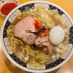 煮干ラーメン 950円 + 味玉（大盛、辛味30倍•辣油別皿
