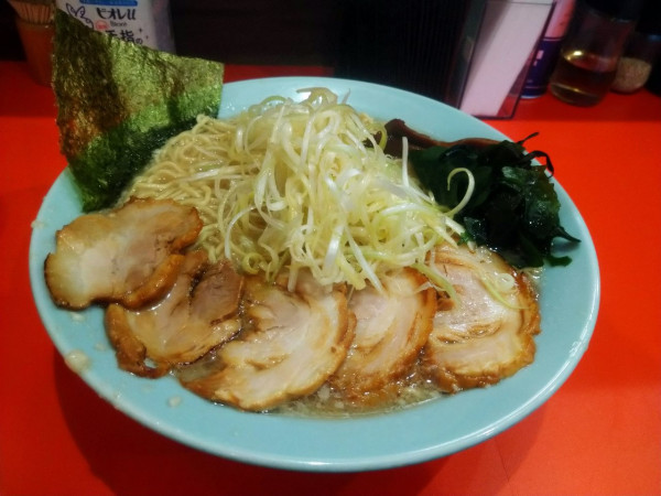 「ネギチャーシューメン1200円＋中盛100円」@ラーメンショップ〇Qの写真