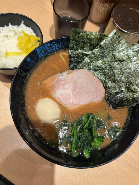 「ラーメン　900円　味玉　100円　ライス　50円」@ます家の写真