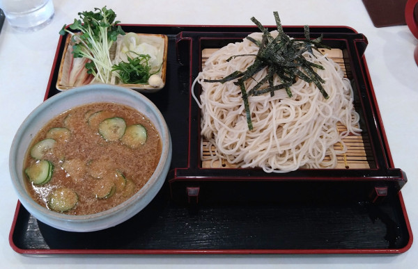 「薬味たっぷり!! 冷や汁風胡麻だれそば【季節の品】＋中盛」@そば処 大村の写真