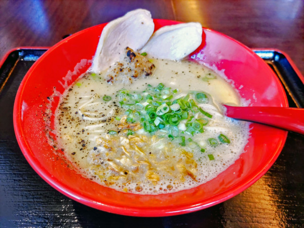 「濃厚鶏白湯ラーメン 800円」@元祖 ざる焼 小林養鶏 本店わさびの写真