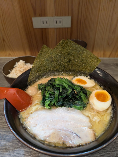 「ラーメンほうれん草トッピング」@横浜家系ラーメン 赤家 春日部店の写真