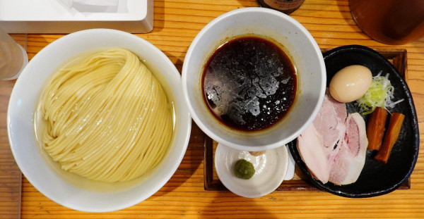 「つけ麺 300g 塩(ホタテバター油)+味玉+藻塩&わさび+ビー」@麺屋鈴春の写真