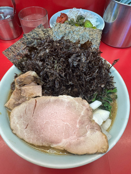 「岩のりらーめん　追い岩のり　たまねぎ　チャーシュー切り落とし」@横浜ラーメン武蔵家 薬園台店の写真
