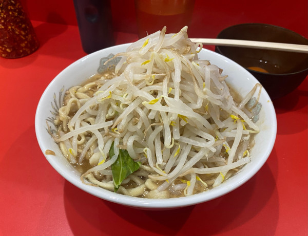 「小ラーメン　生卵」@ラーメン二郎 朝倉街道駅前店の写真
