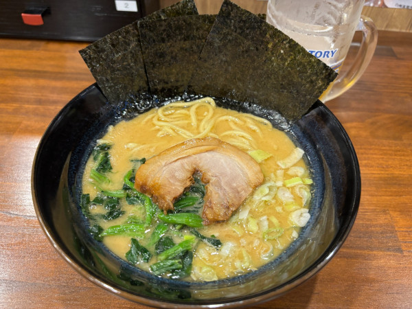 「醤油豚骨」@横浜家系ラーメン 三浦商店の写真