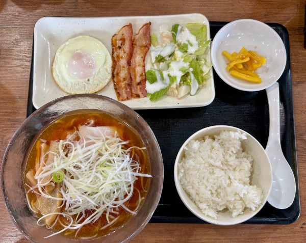 「ベーコンエッグ冷やし醤油らーめん朝食(650-50¥)」@北海道らぁめん伝丸 6号ひたちなか田彦店の写真