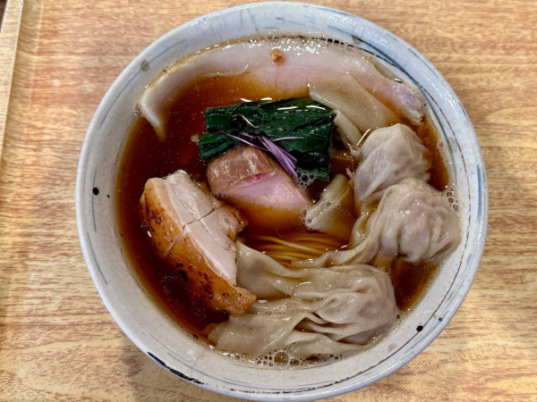 「醤油ワンタンそば1350円」@麺亭まきたの写真