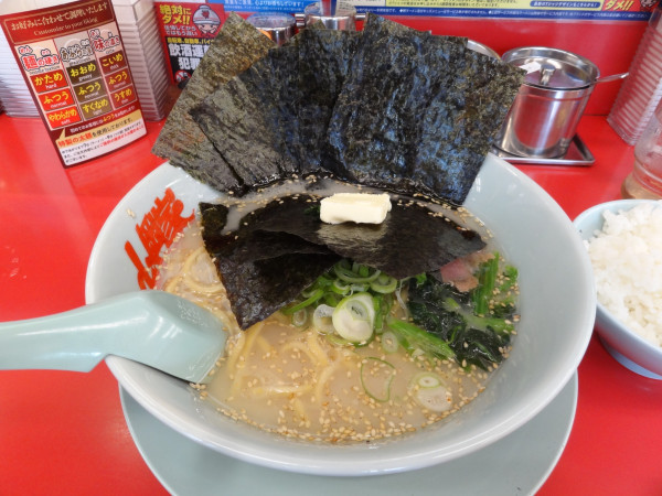 「塩690円柔濃 半ライス160円 バター80円 クーポン海苔」@山岡家 柏店の写真