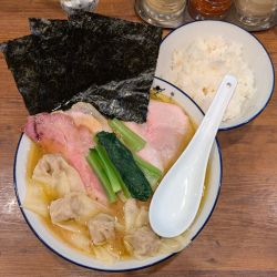 ワンタンチャーシューメン、大盛り、食べ放題ライス