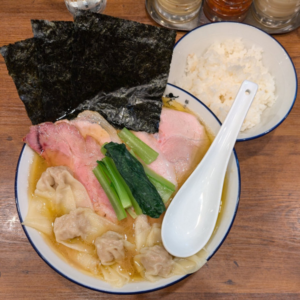 「ワンタンチャーシューメン、大盛り、食べ放題ライス」@豚骨 蒼翔の写真