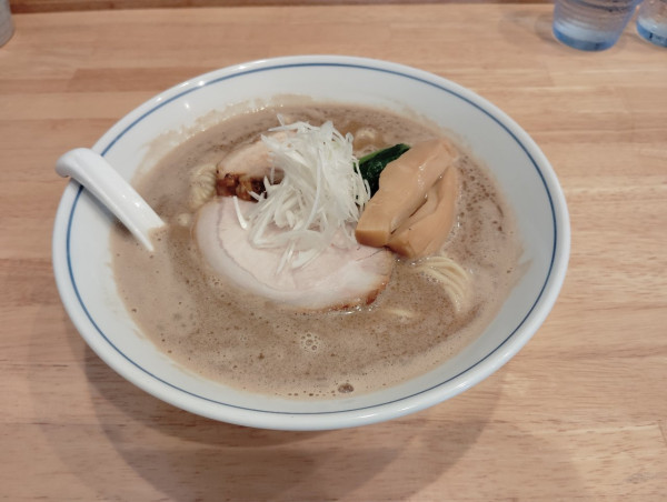 「濃厚中華そば1100円（豚骨×鶏ガラ×煮干し）大盛り150円」@麺や たけ田の写真