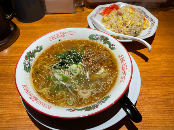 「味噌ラーメン+半チャーハン1,110円」@カミナリ飯店の写真