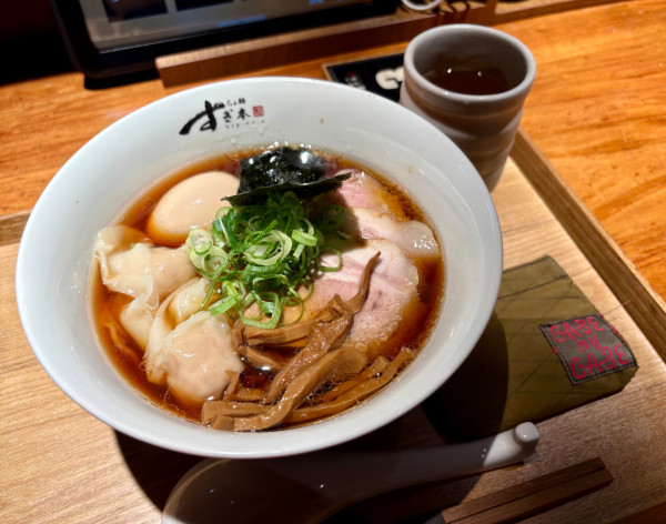 「醤油特製らぁ麺」@らぁ麺すぎ本 丸の内店の写真