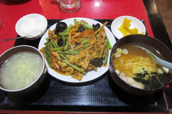 「豚肉とキクラゲの玉子炒めの定食　850円＋半ラーメン200円」@花彫酒家の写真
