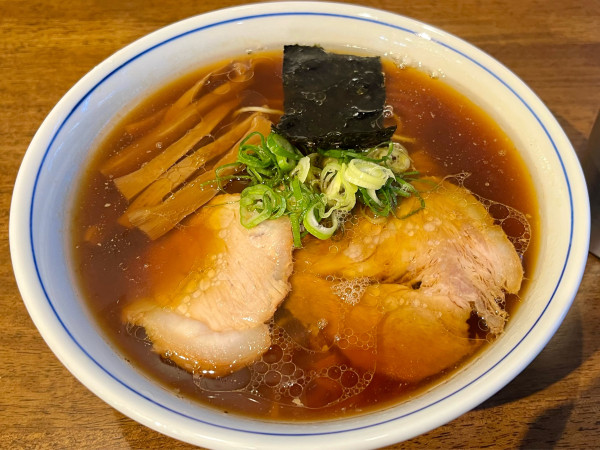 「醤油らぁ麺」@らぁ麺 すぎ本の写真