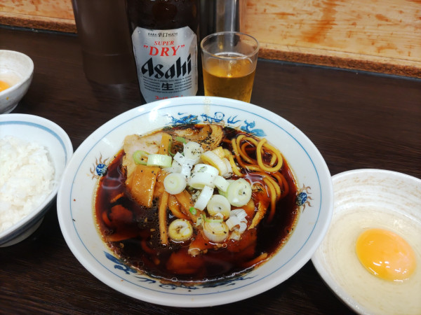 「中華そば並（麺半分）950円 生卵 ビール他」@西町大喜 西町本店の写真