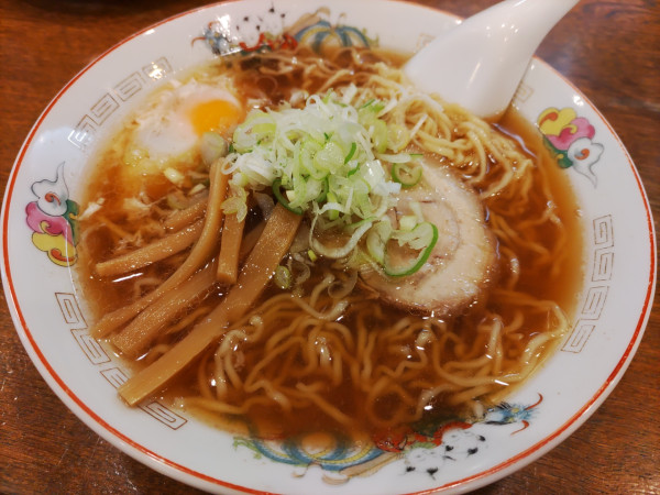 「中華そば 900円 生玉子 50円」@つづみそばの写真