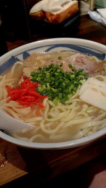 「ソーキそば濃いめ＋大盛り」@沖縄料理ハナハナ 鶴ヶ島店の写真