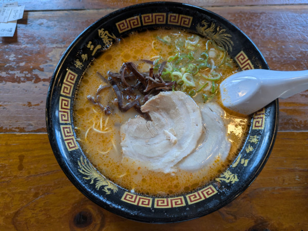 「赤ラーメン850円＋替玉10円」@博多三氣 水城店の写真