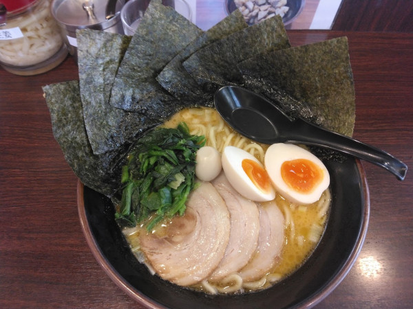 「醤油ラーメン890円、全部入り300円(クーポンで無料)」@横濱家系ラーメン たくみ家 我孫子店の写真