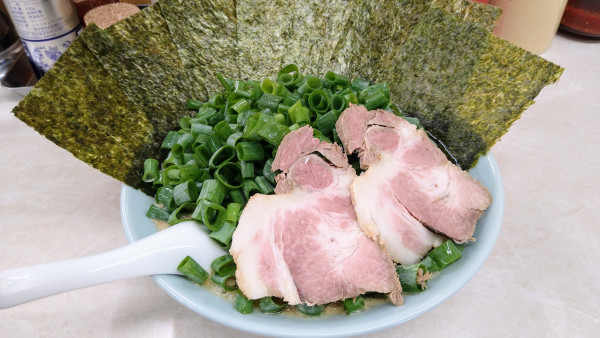 「青ねぎラーメン(味濃いめ・麺硬め)+海苔」@ラーメン寺田家 戸塚店の写真
