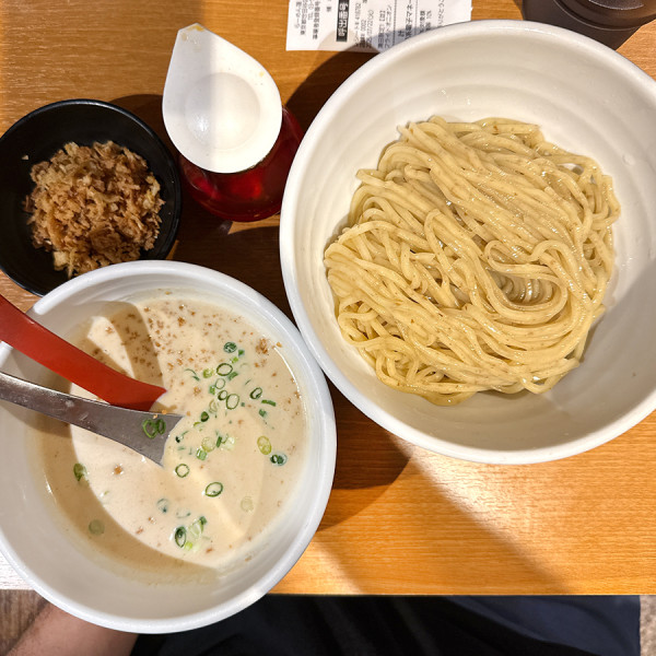 「【7月限定】冷やし担々つけ麺＋フライドオニオン」@らーめん蓮 三軒茶屋店の写真